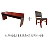 Trois chaises rouges couleur noyer de 1,8 mètre