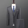 Cappotto grigio con 1 bottone, camicia e pantaloni