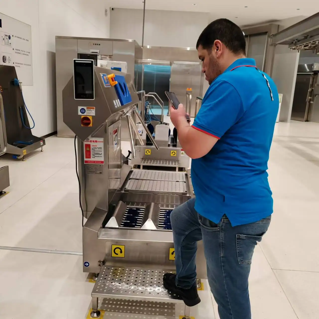 Integrated guided cleaning machine with access control unit for slaughterhouses and meat plants