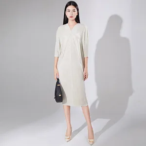 2025 Elegant Miyake Pleated Dress V-Neck Mid-Length Batwing Sleeves Made Metallic Polyester Printed Decoration Loose Silhouette