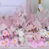 Composizione floreale con foglie di pomelo rosa e grandi crisantemi.