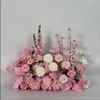 Composizione floreale a terra con rondine volante rosa e palla fortunata