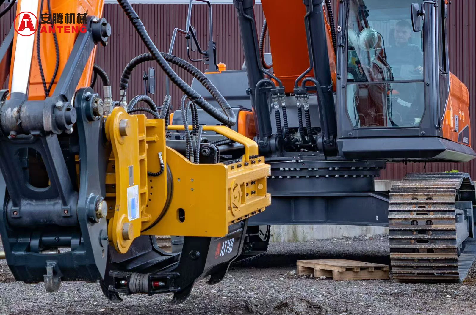 Excavator Mounted Drive Sheet Pile Under Bridge Project 7.5kgm Eccentric Moment Side Grip Pile Driver factory