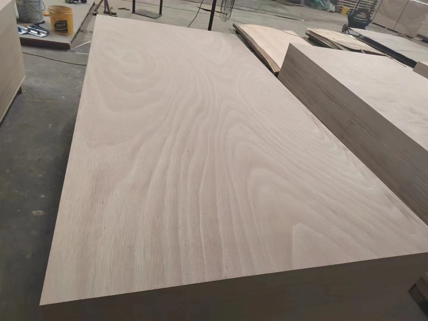 1200x2400x12mm 2mm 15mm 18mm Wood Supplier 3/4 Plywood Sheet 4x8 Pine