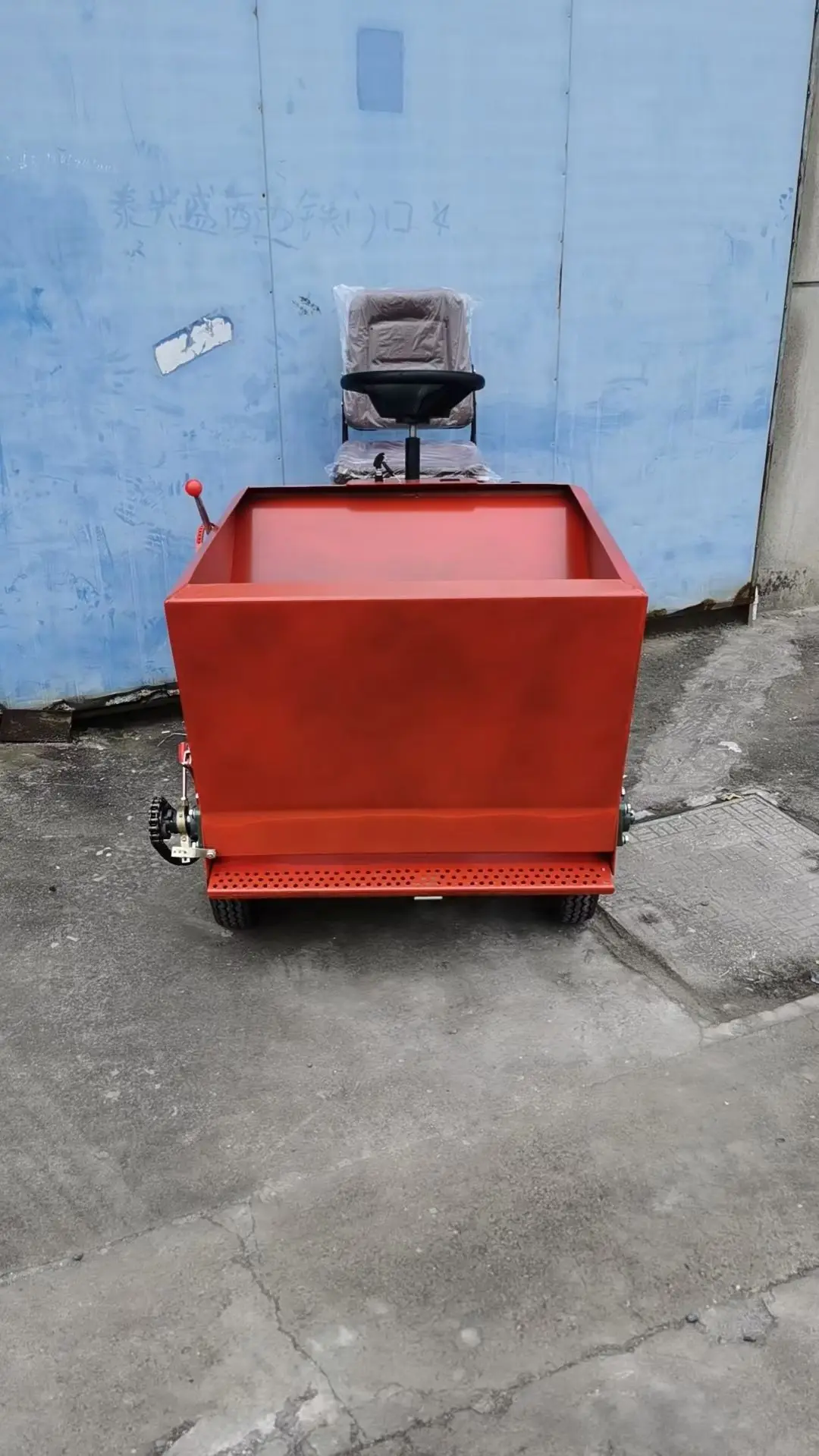 Ride-on Lawn Combing Grass and Sand Filling Machine Sand Spreader for Lawn