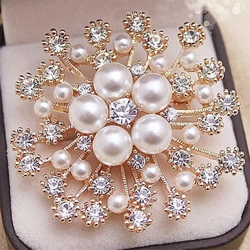 Danhjin Brooches for Women Maple Leaves Shape Bouquet Stereoscopic Crystal Brooch Generous Versatile Clothing Party Dinner Party Dance Performance