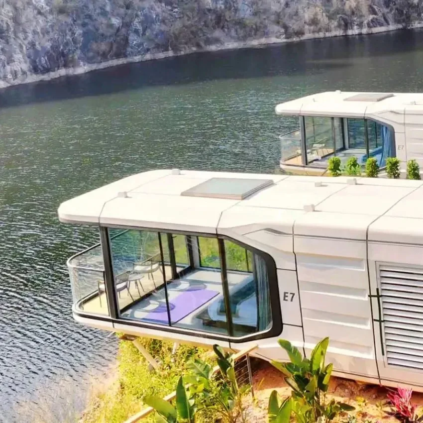Fast Installation Spaceship Portation Commercial Space Airship 40ft Space Capsule Container House for Hotel