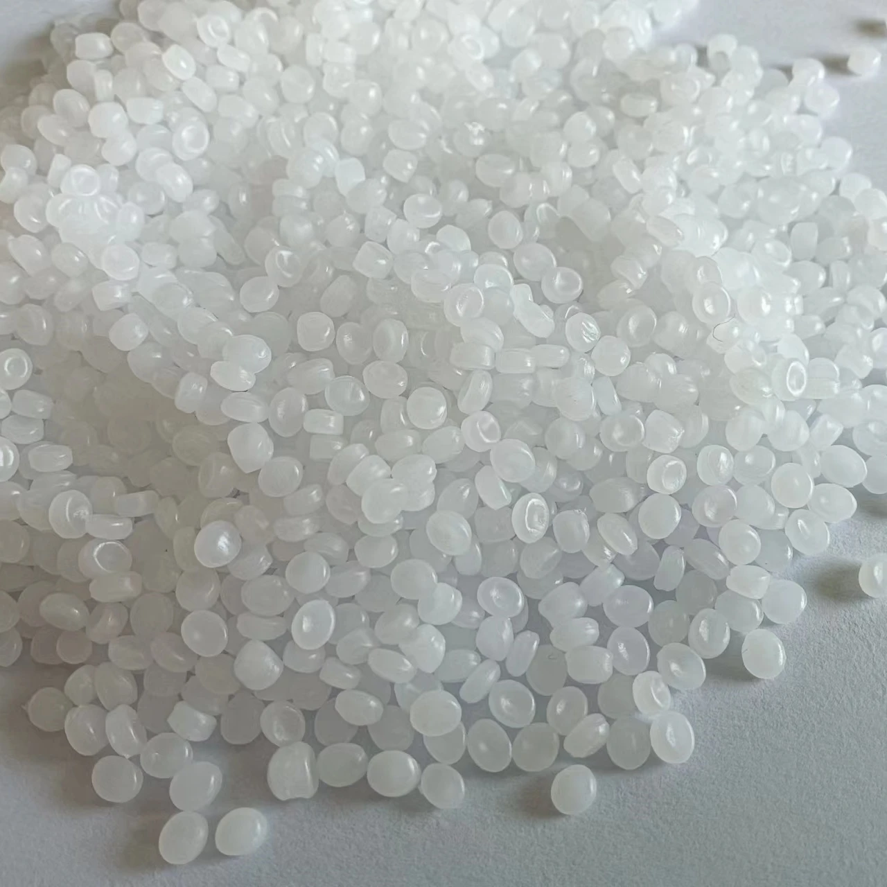 Горячая распродажа дешевая цена пластмассовое сырье белые гранулы ldpe пластиковые для пластмассовых