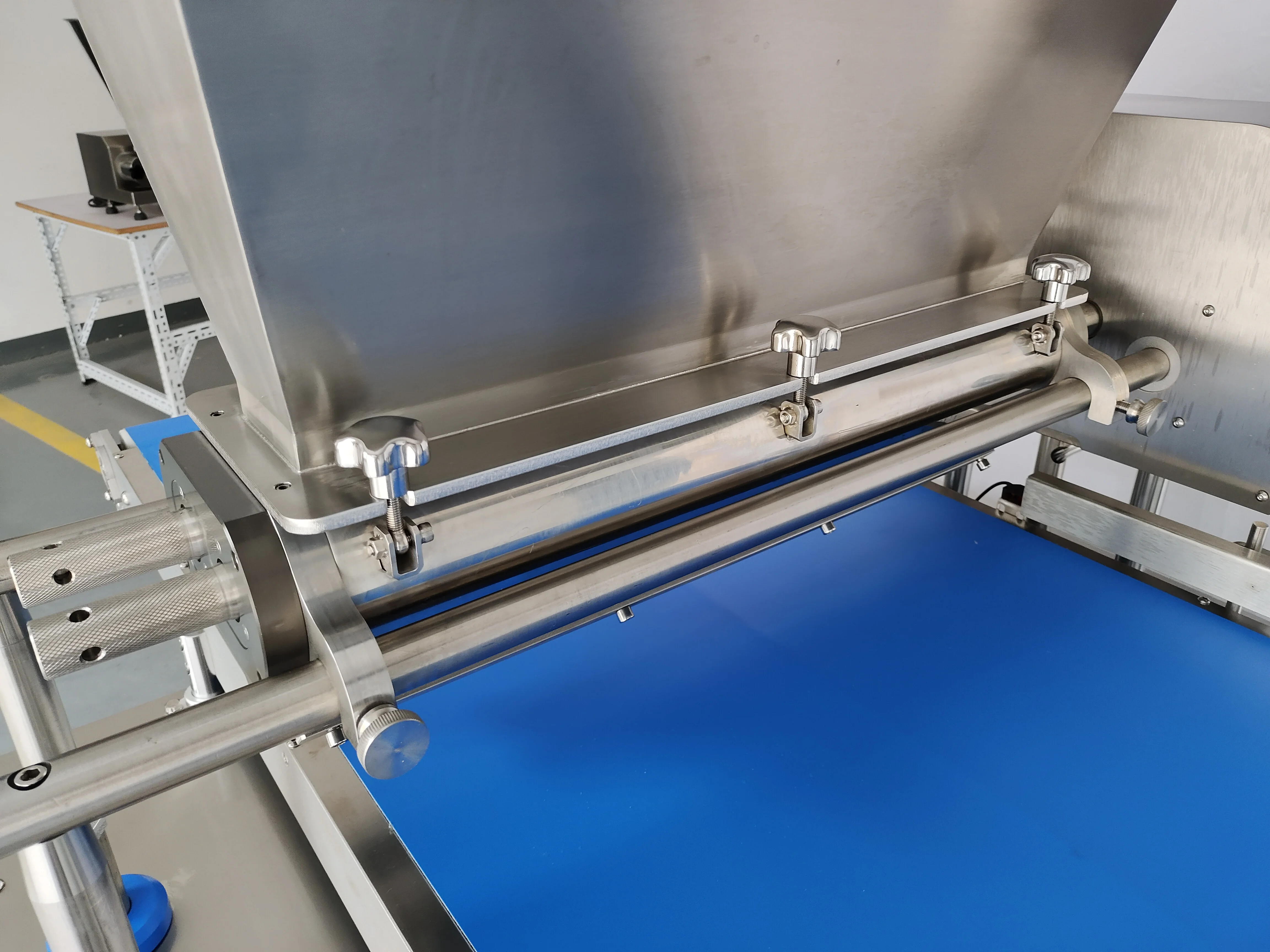 Sanhe Plc Control Commercial Macaron Cake Making Machine Swiss Roll Tiramisu Cake Filling Depositor Machine