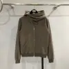 Gris oscuro