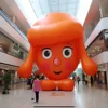 Fille annonçant des inflatables