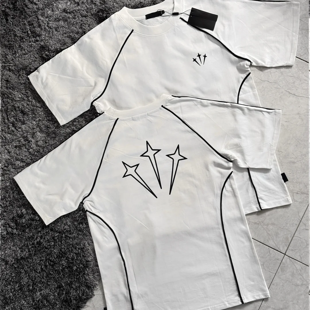 Výrobce streetwearu pro muže – volně sedící tričko s raglanovými rukávy, kontrastní stehování, jednobarevné modely s kulatým výstřihem, potisk přes síťku