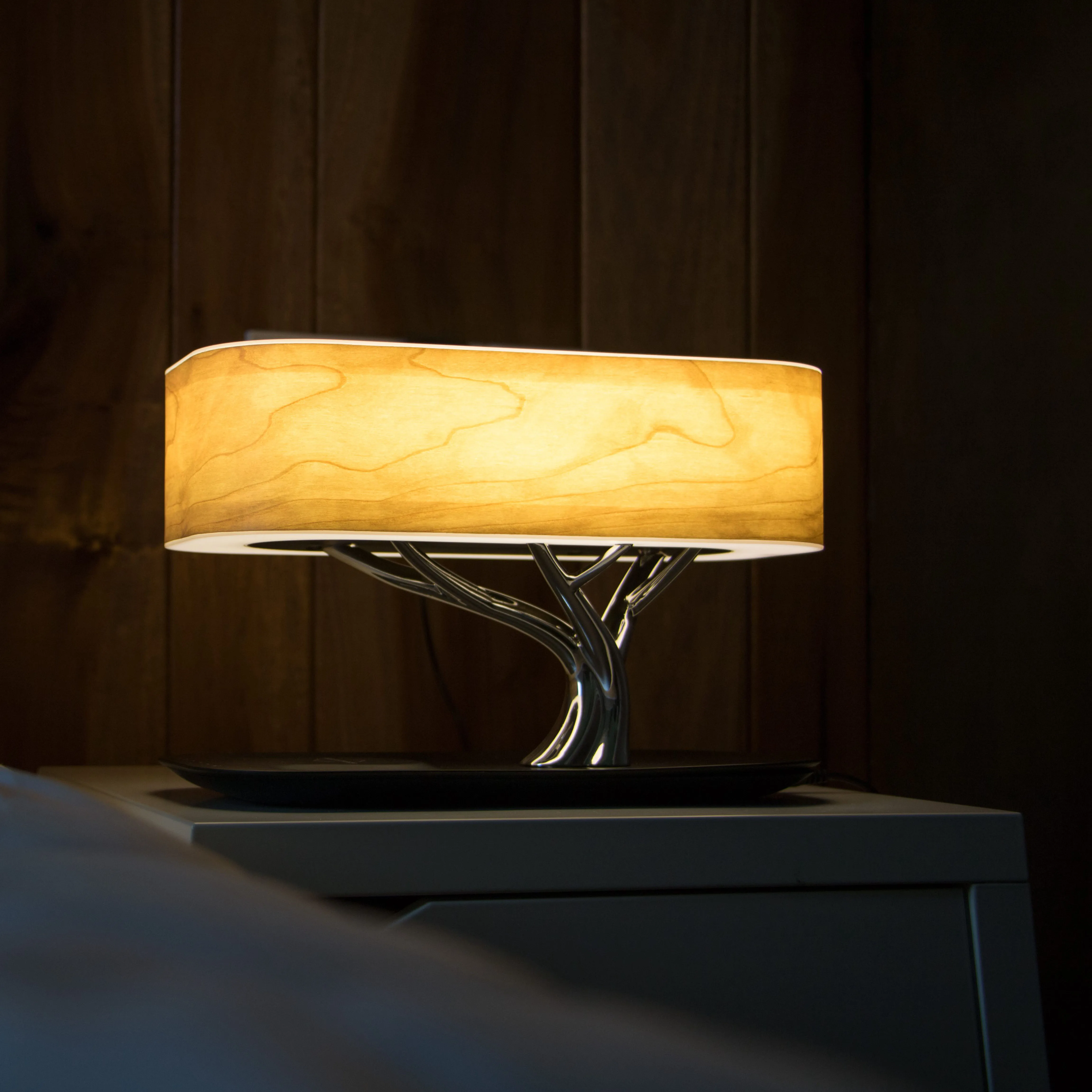 2023 Latest Gadget Tree of Light Wooden Desk Lamp New Technology 10W Fast Wireless Charger with BT Speaker Table Lamp