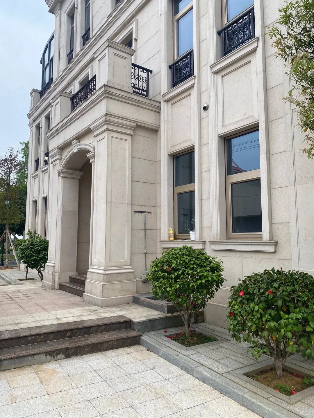 product wholesale white sandstone facade exterior competitive price cheap outdoor wall cladding for villas honed tile surface finish-4