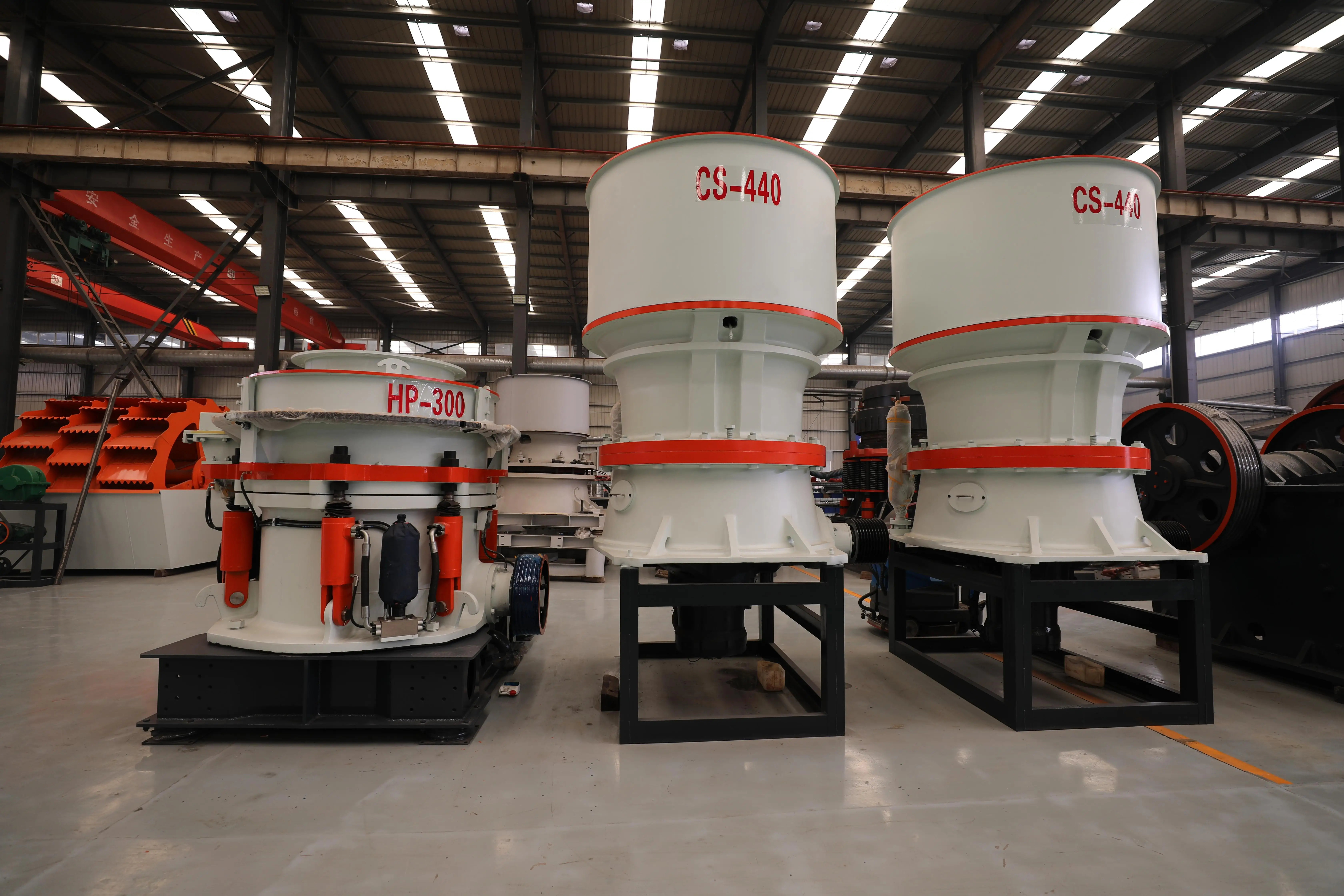 小型印度圆锥破碎机移动式岩石石灰石玄武岩金矿多缸圆锥破碎机制造商