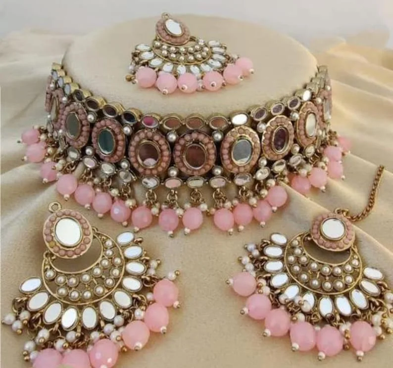 Set di collane con zirconi placcati in oro: gioielli da sposa indiani Set di collane con zirconi placcati in oro: gioielli da sposa indiani
