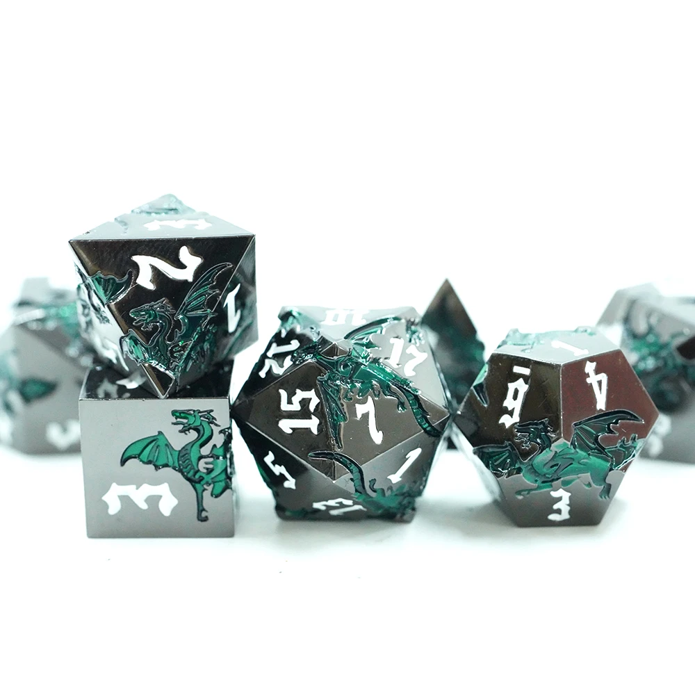 Conxunto de dados Dnd negros brillantes con dragón verde dados de metal con números brancos Dungeons and Dragon Dice para xogos de mesa