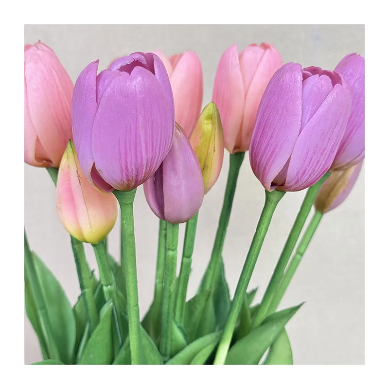 Elegante und dauerhafte Schönheit mit Kunstpampasgras.