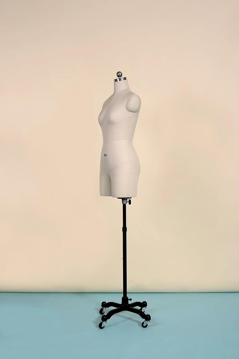 Регулируемый манекен в форме платья