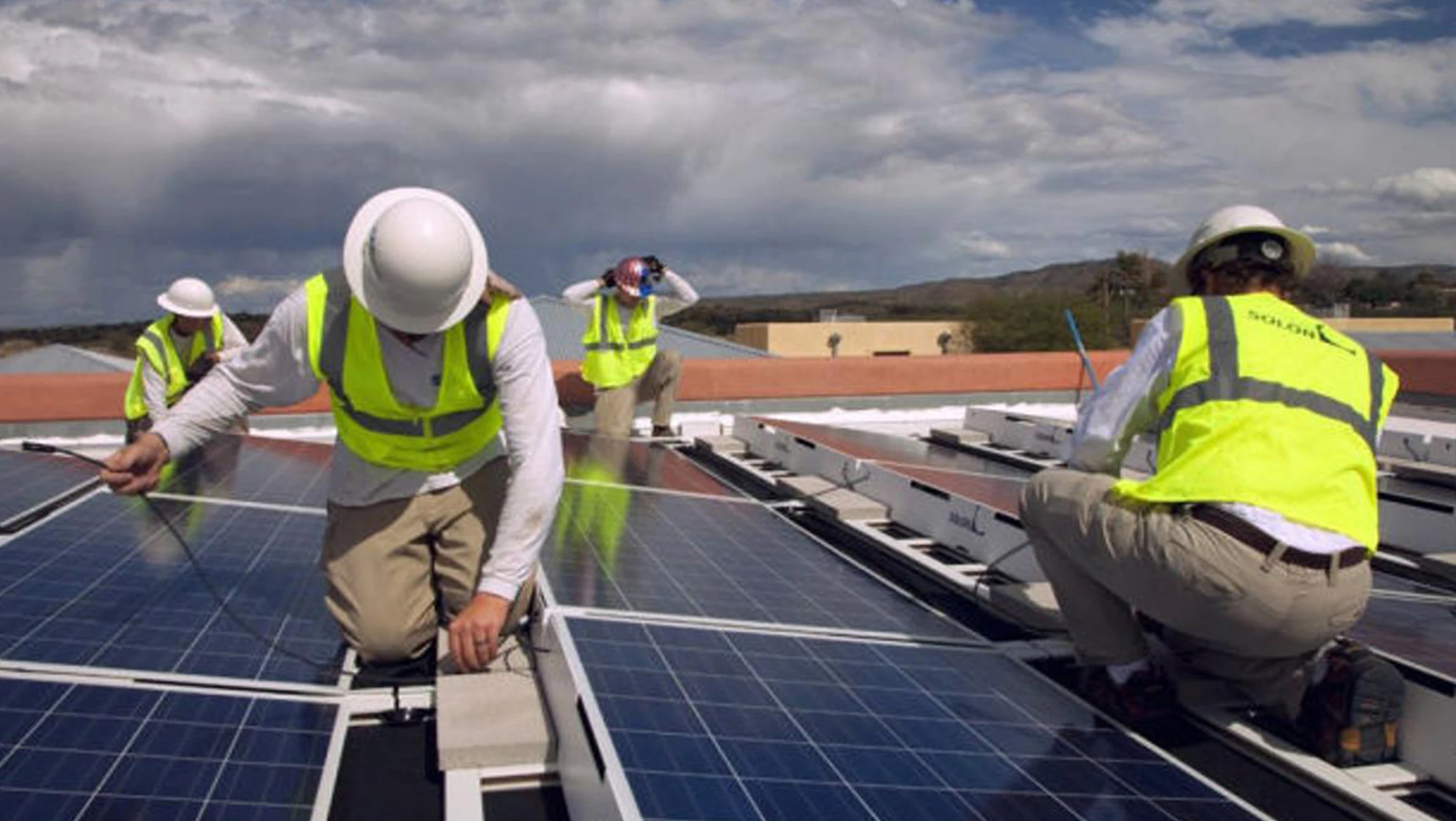 Поискивать. Солнечные панели экономия. Солнечные панели баннер. Install Solar Panel. Solar Panel Construction.