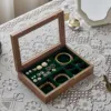 Caja de joyería de madera de nogal con forma de caracol.