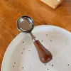 Cuillère à fond plat de couleur foncée