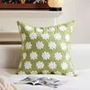 Petit coussin fleuri en forme de croix