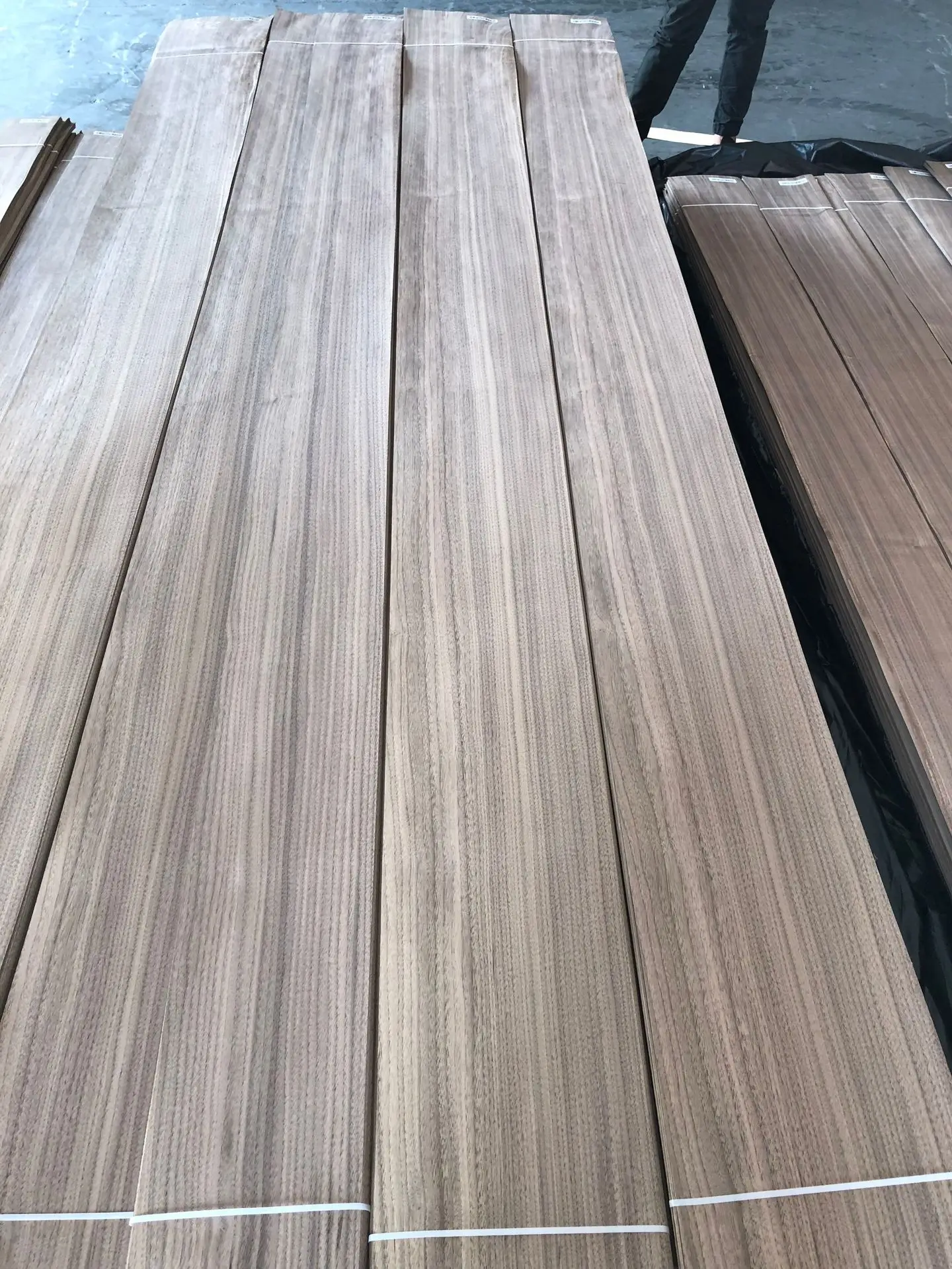 Natural Wood Veneer A/AA/AAA 0.45mm Straight Stripes Black Walnut American Natural Black Walnut Bark with Straight Stripes