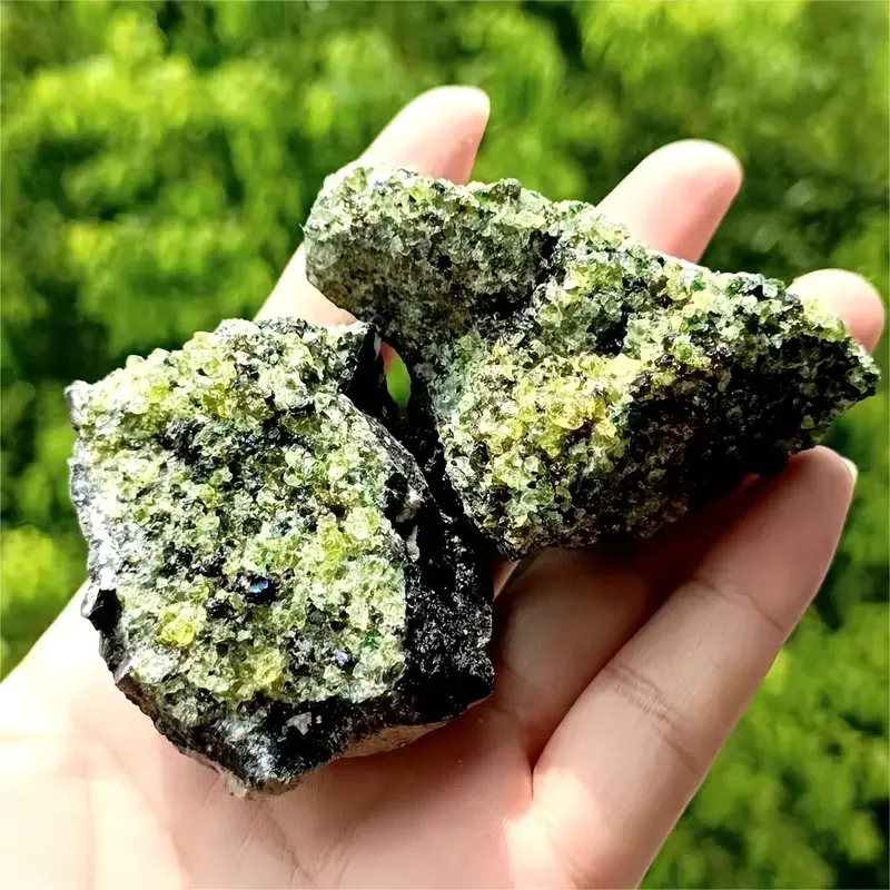 天然ペリドット標本-溶岩マトリックス-グリーン & ブラックロック