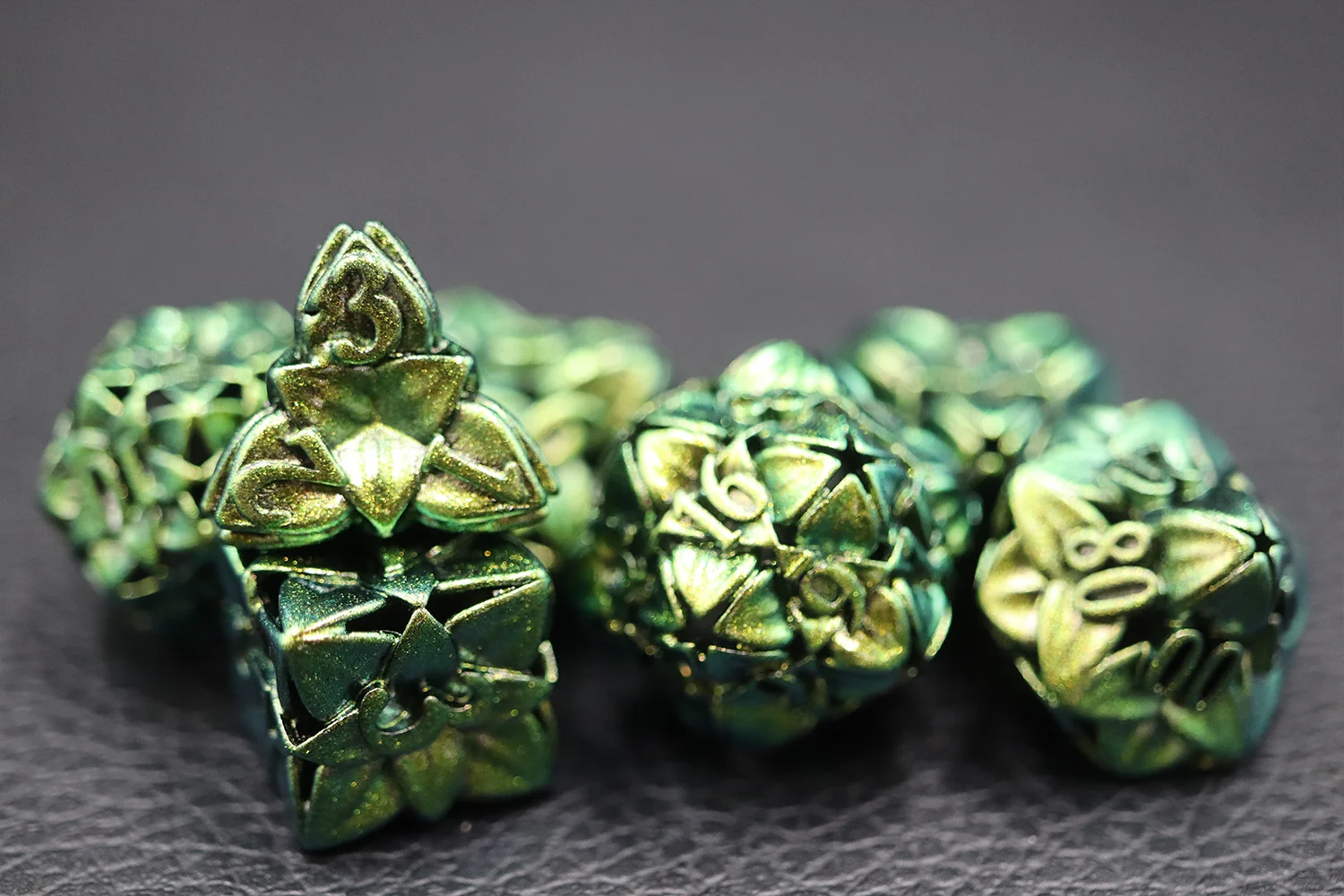 Custom Logo Polyhedral RPG Dungeons and Dragons D&D DND Hollow Green Metal Dice Game Set with Metal Box Packaging manufacture