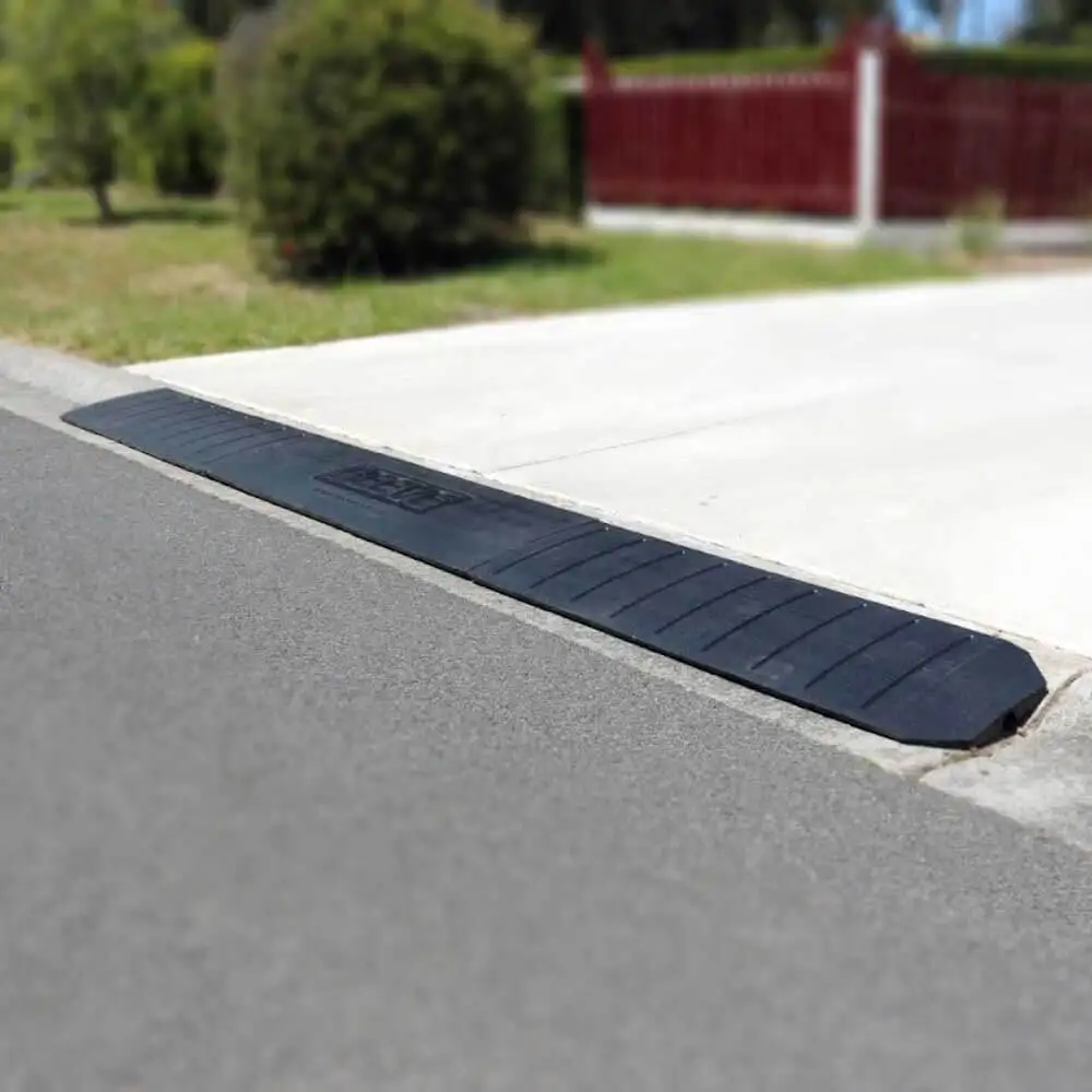 High Quality Heavy-Duty Solid Rubber Slope Road Shoulder Ramp Premium Roadway Product factory