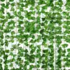 Vite artificiale con foglie di edera verde