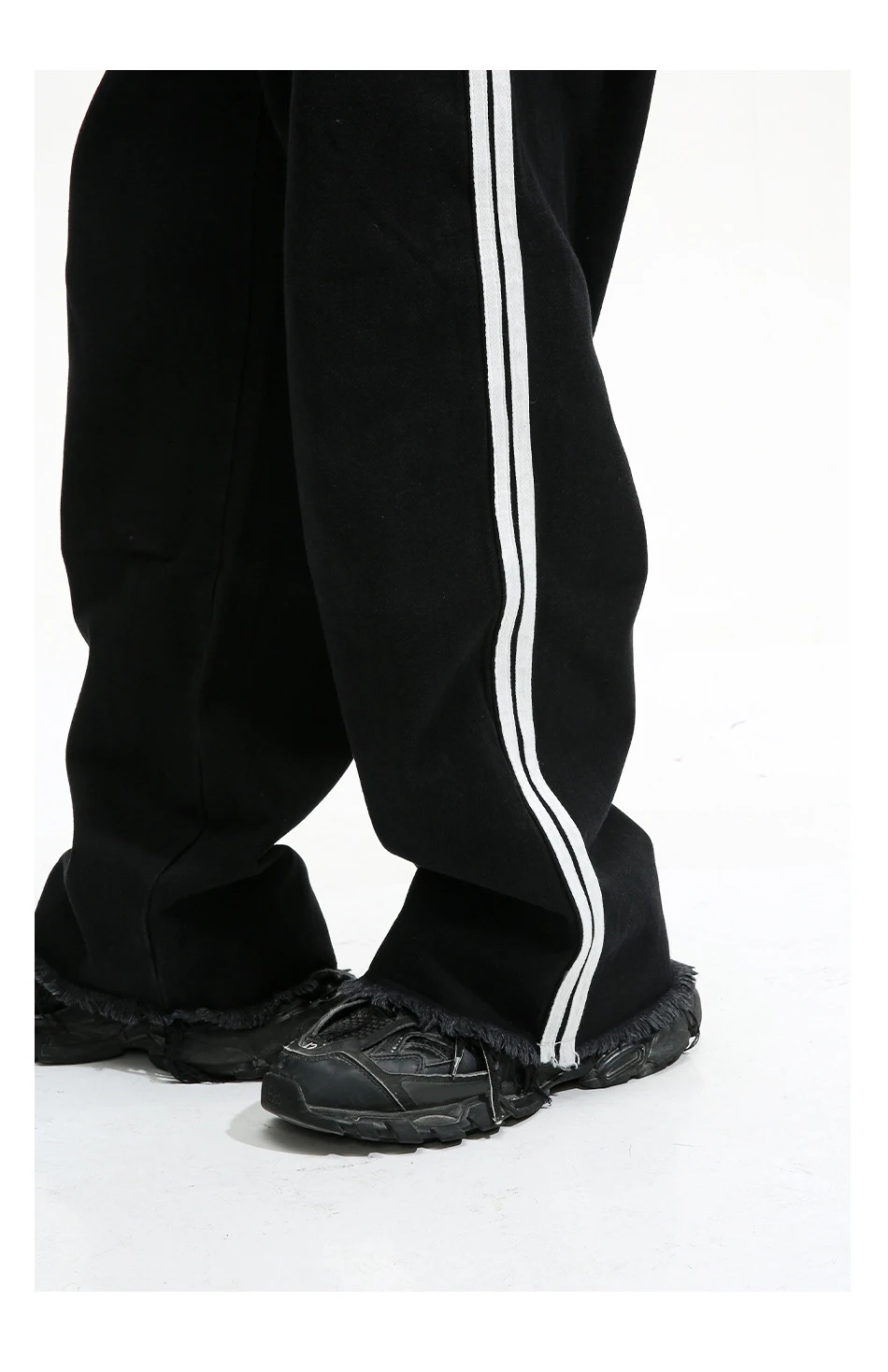Jeans slim fit neri con orlo grezzo e strisce laterali di qualità 2024_voghion.com