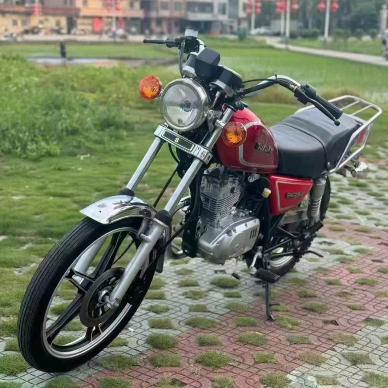 Suzuki GN125 with ABS: Timeless Design & Strong Performance Second