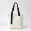 Sac à dos blanc avec bretelles bleues