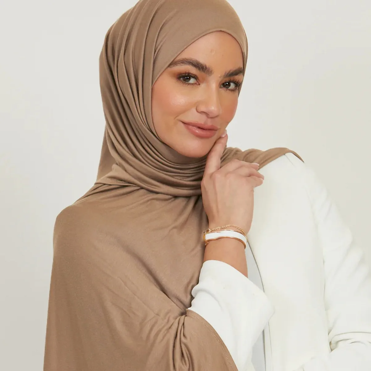 2024 Best Selling Beautiful Color Premium Jersey Hijab Good Fabric  Breathable Bamboo Woven Shawl for Women Scarf