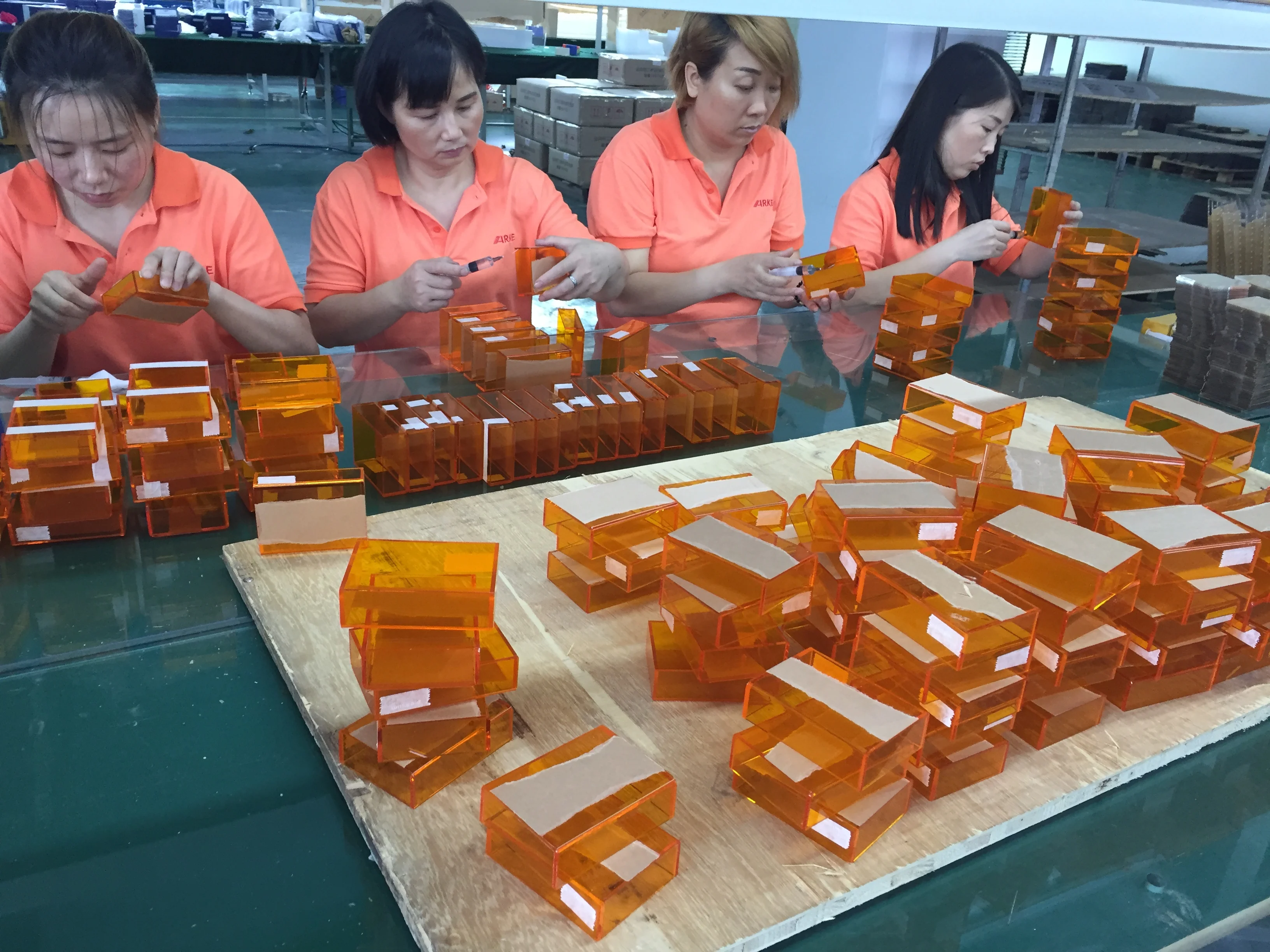 清晰的亚克力动作图展示盒,带有黑色底座,用于动作图收集和展示