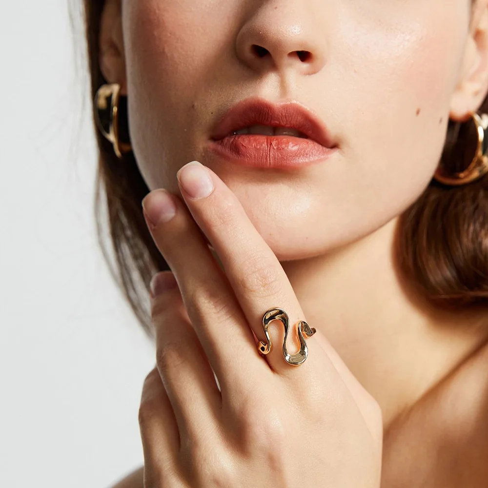 Cross-border Simple Niche Design Vintage Alloy Gold Plated Women's Light Luxury High-end Inlay Trendy Index Finger Ring Elegant