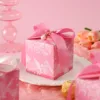 Nastro in poliestere rosa con motivo floreale e uccellini, decorato con perle.
