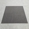 Gris oscuro