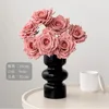 7 rosas, capuchino, ramo en un jarrón de cristal negro