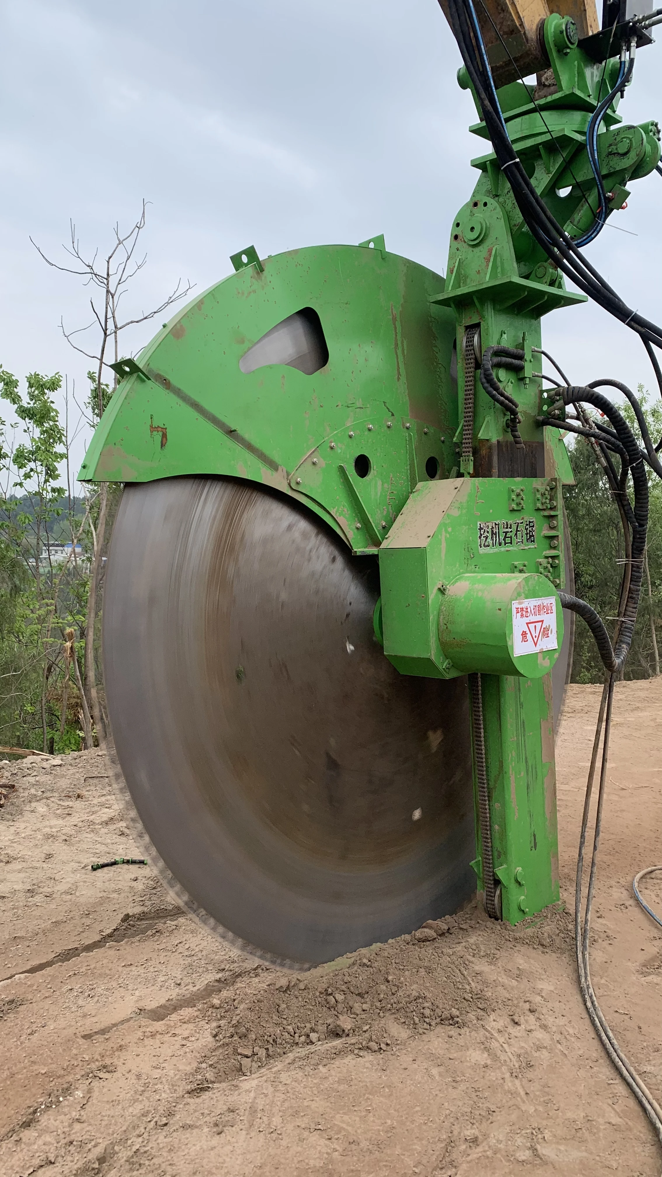 Excavator Stone Saws for Cutting Concrete and Stones