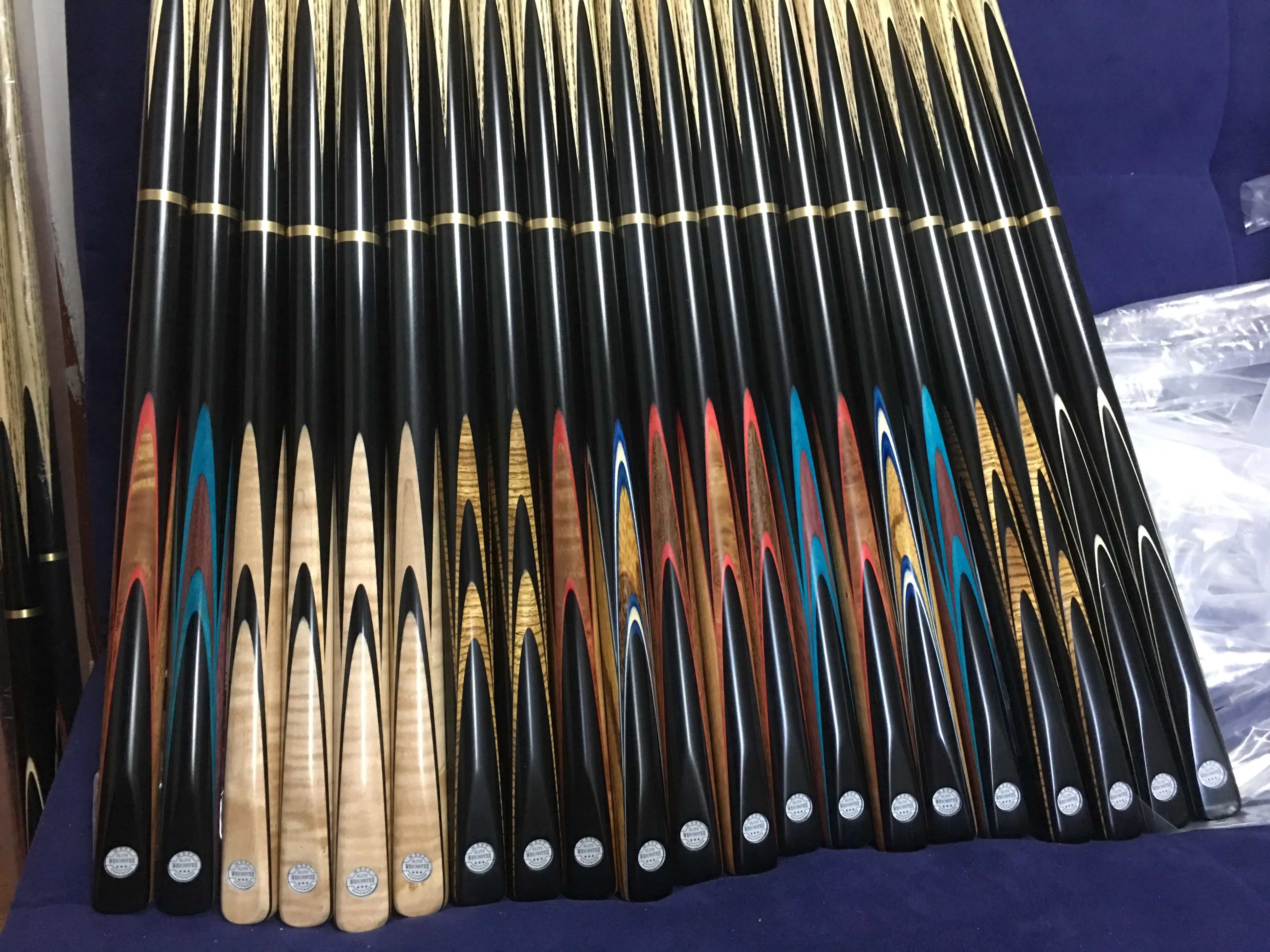 Профессиональный снукер с очень прямой инкрустацией