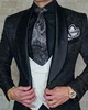 Noir avec le gilet blanc