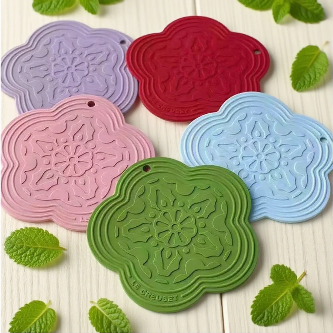 واقي أكواب على شكل زهرة مصنوع من السيليكون الآمن للاتصال بالغذاء ومقاوم للحرارة، بتصميم عصري وبسيط، كبير الحجم ويمنع التعرض للحروق، يستخدم كبساط طاولة طعام منزلي