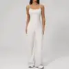 Chaleco blanco + pantalones acampanados