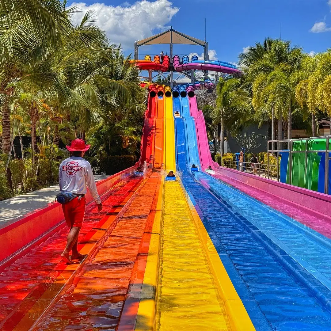 Commercial Water Park Slide with 6-10mm Thickness Fiberglass for 5-10 Passengers and 100-500kg Capacity