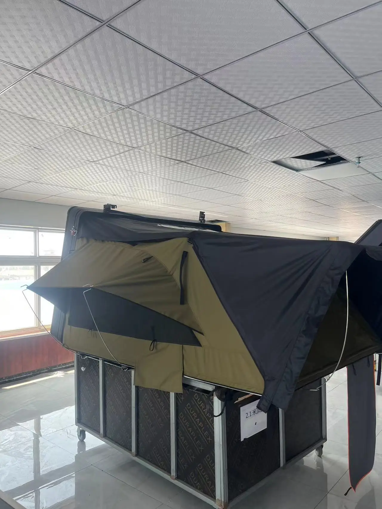 Side Open Hard Shell Roof Top Tent for 4x4 Off-Road SUV Van with Waterproof 2000-3000 Mm and 3-4 Person Capacity