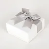 confezione regalo con fiocco bianco