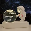 Astronauta amado - luz natural de ballena en aguas profundas.